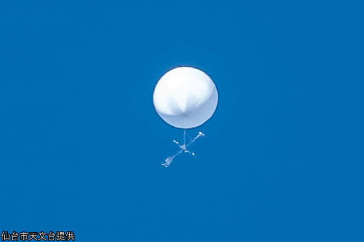 正体不明の白い球体(仙台市天文台提供)