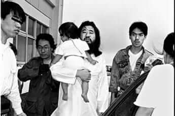 石垣島で行われたオウムのセミナーで麻原彰晃のボディガードを務める平田信（eye）